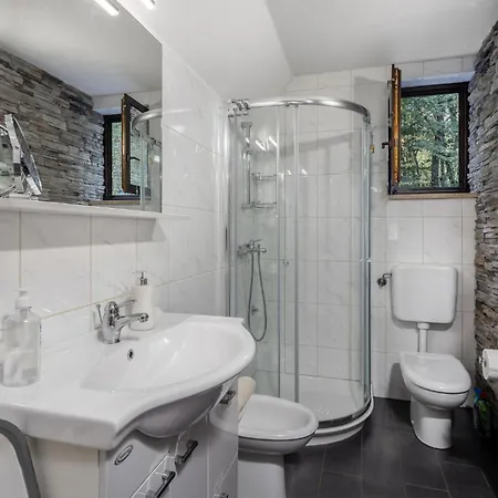2 Bedroom Amazing In Mala Lesnica